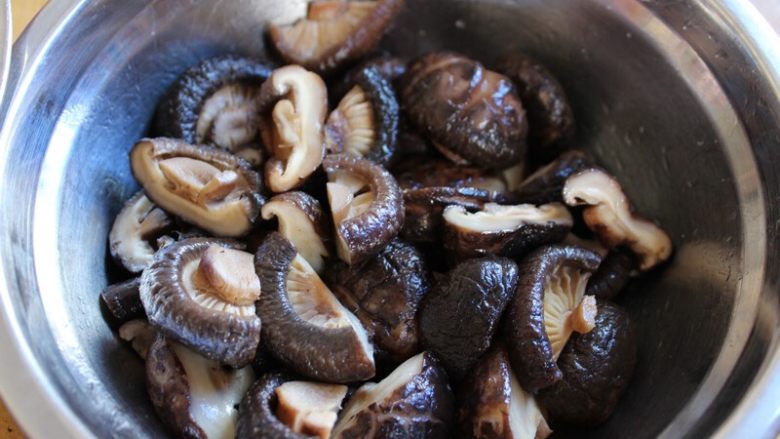 广式香菇花肉粽子（超详细，两种办法）,干冬菇浸泡完全后切半，用油和盐腌制半小时
