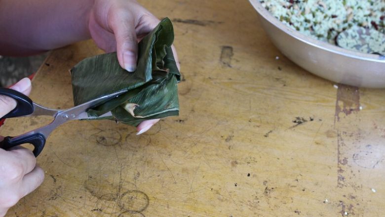广式香菇花肉粽子（超详细，两种办法）,（三角形粽子）把多余的不整齐的粽子叶剪掉
