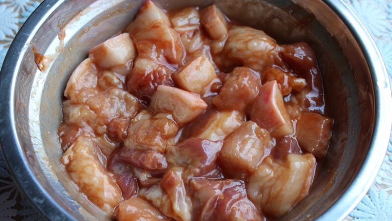 广式香菇花肉粽子（超详细，两种办法）,五花肉洗净切块后腌制2小时以上