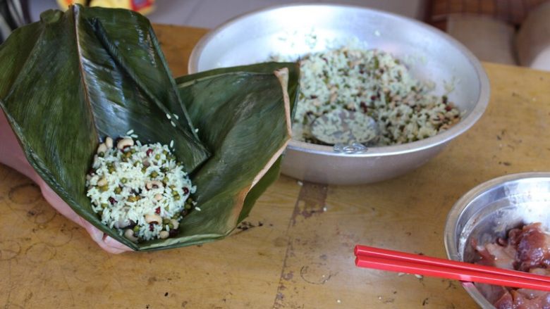 广式香菇花肉粽子（超详细，两种办法）,（三角形粽子）往里加一勺糯米豆子