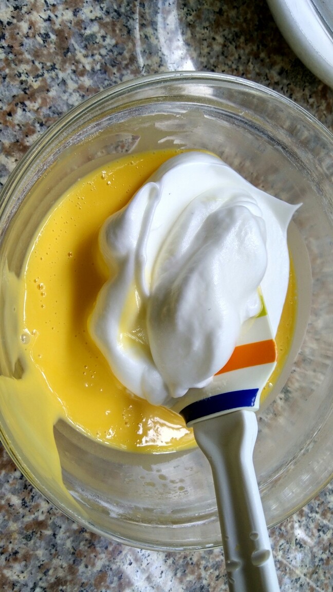 萌哒哒小黄人蛋糕卷,取1/3蛋白入蛋黄糊中，用翻拌和切拌手法混合均匀