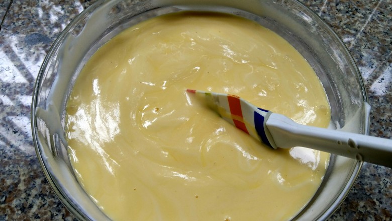 萌哒哒小黄人蛋糕卷,混合好的面糊倒入蛋白霜中
