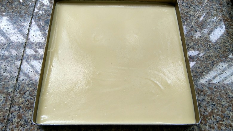 萌哒哒小黄人蛋糕卷,用抹刀抹平表面，震出气泡