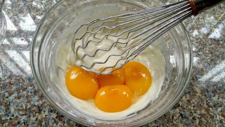 萌哒哒小黄人蛋糕卷,加入蛋黄