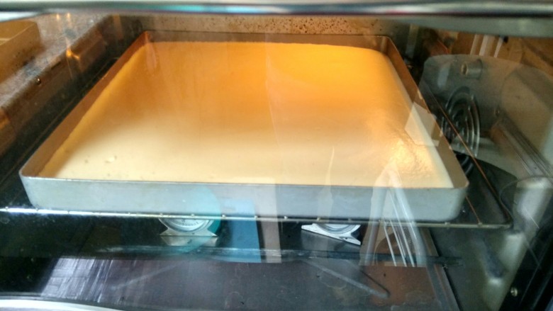 萌哒哒小黄人蛋糕卷,烤箱170度20分钟出炉