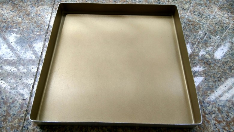 萌哒哒小黄人蛋糕卷,用厨房纸均匀涂抹烤盘，然后擦干净