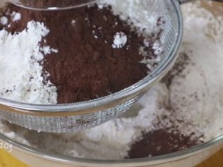 真正有巧克力的巧克力曲奇,接着过筛加入低筋面粉、玉米淀粉和可可粉