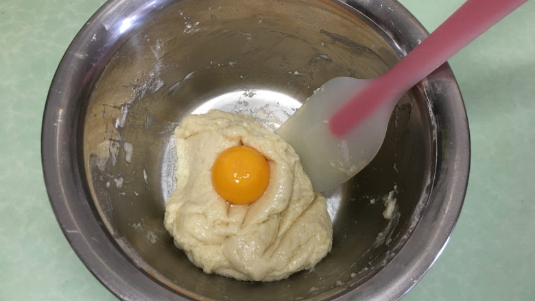 8寸原味戚风蛋糕,分3次加入蛋黄，每加入一次混合均匀后再加入下一次蛋黄。