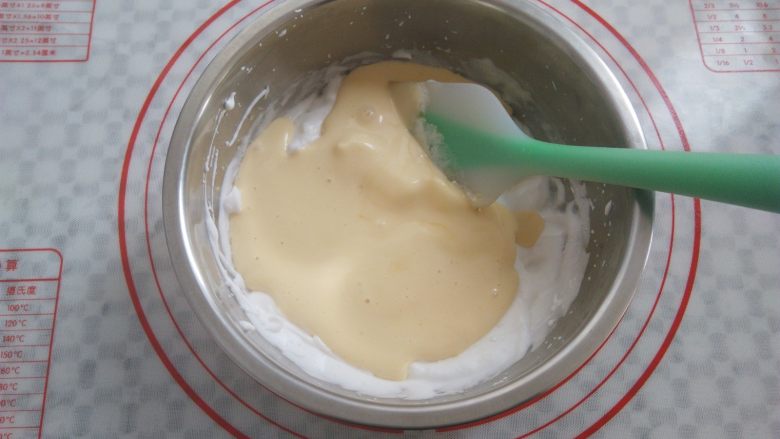 冰淇淋小蛋糕,把混合好的蛋黄糊倒入蛋白霜的盆子里
