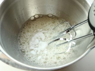肉松小贝,蛋白加入一点点盐和几滴柠檬汁，打发到粗泡状态。