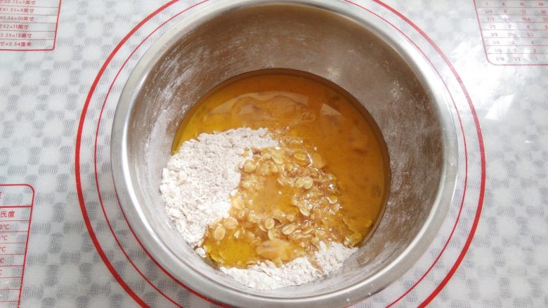 燕麦巧克力棒棒糖,步骤5的材料倒入面粉盆里