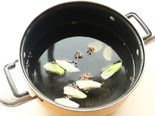 香辣口水鸡,汤锅加入花椒，葱姜和适量水煮开。