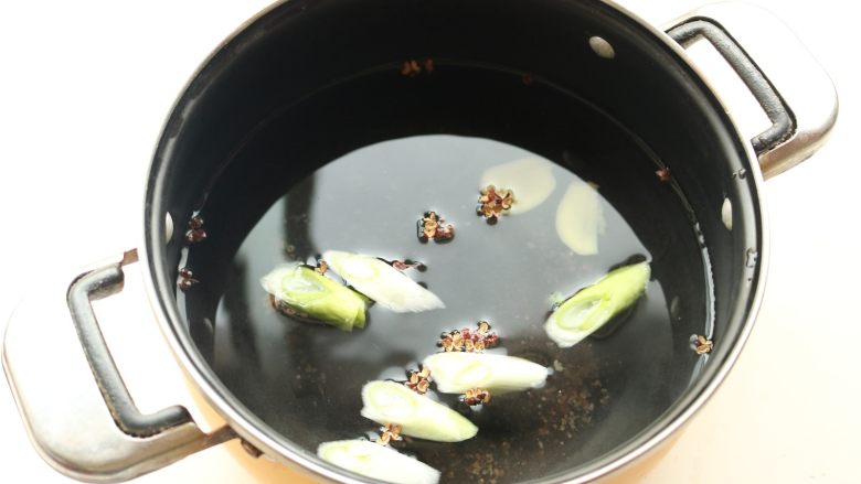 香辣口水鸡,汤锅加入花椒，葱姜和适量水煮开。