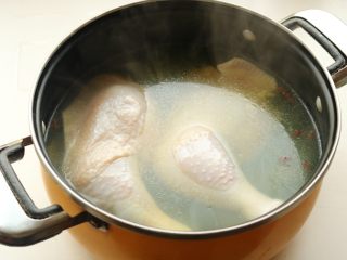 香辣口水鸡,鸡腿放进去煮15分钟，再焖5分钟。