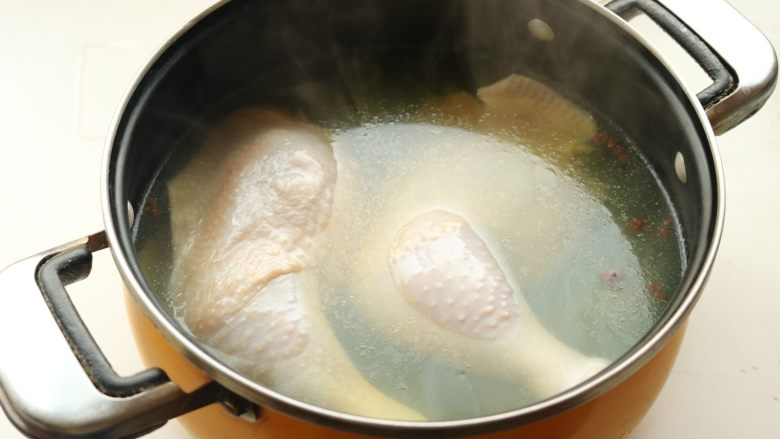 香辣口水鸡,鸡腿放进去煮15分钟，再焖5分钟。