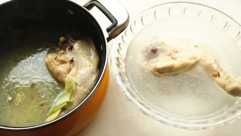 香辣口水鸡,煮好的鸡腿迅速投入冰水中降温。