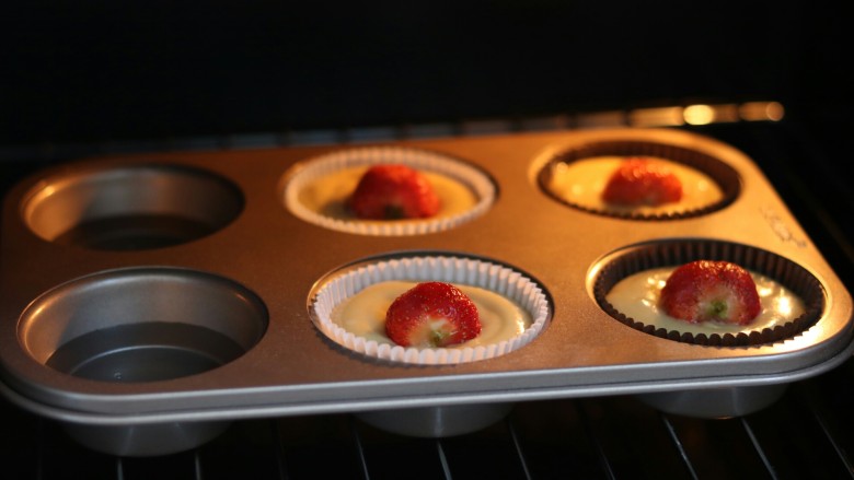 一颗草莓马芬,放入提前预热好的烤箱中180℃中下层 30分钟