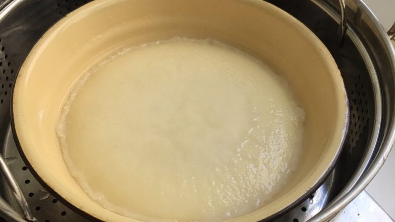 可可麻薯果干软欧,趁面团发酵时间做麻薯，把麻薯材料除黄油外混合均匀无颗粒后上锅蒸20分钟