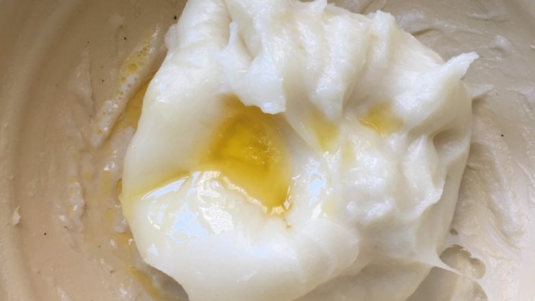 可可麻薯果干软欧,正好取出凉至微温时加入融化的黄油，揉至完全融合后包保鲜膜放入冰箱冷藏备用