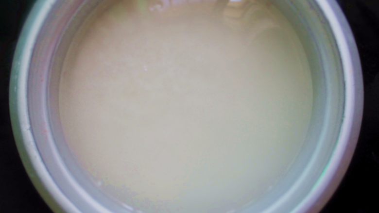 烤肉味粽子,糯米洗净，用温水浸泡3-4小时，米和水的比例为一比二。这样泡出来的糯米，做成粽子有光泽，口感黏度适中，精而不烂。