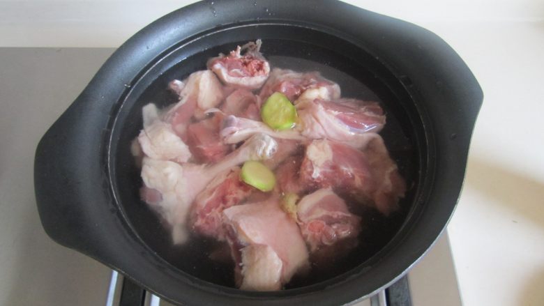 啤酒鸭,鸭肉冷水下锅，加入姜片，大火煮开焯一下再沥干水分；