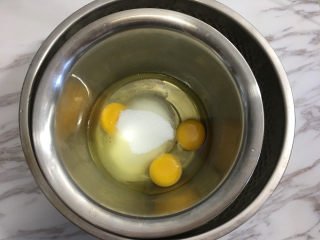 面包机版黑钻吐司,将白砂糖全部倒入鸡蛋盆中，把盆放入温水盆中进行鸡蛋打发。