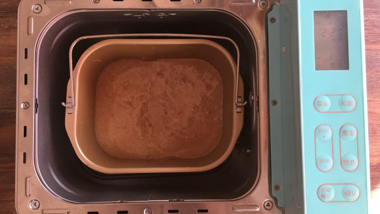 面包机版黑钻吐司,将装好蛋糕糊的面包移入面包机内，选择面包自带的烘烤功能进行烘烤。