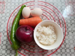 洋葱蔬米饼,准备食材，青椒，胡萝卜洗干净待用