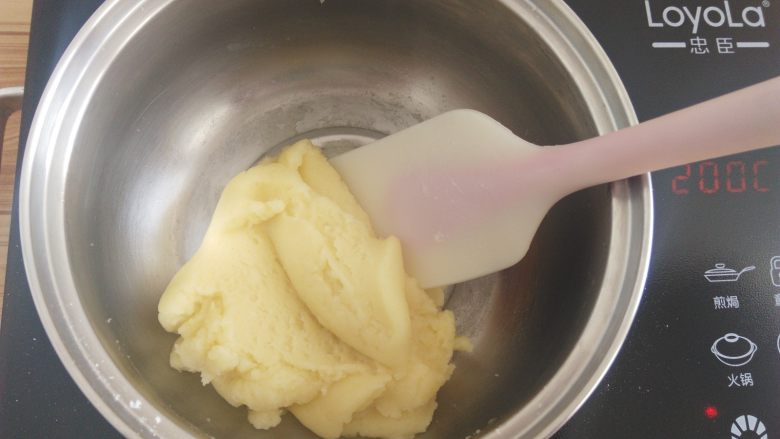 天鹅泡芙,加入低筋面粉，用硅胶刮刀快速搅拌到没有干粉