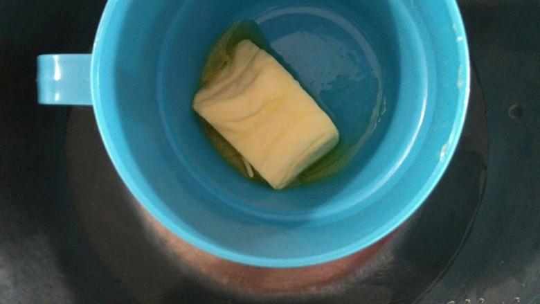 芒果班戟,黄油隔水融化成液体
