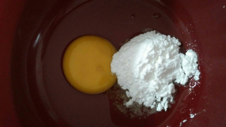 芒果班戟,首先把鸡蛋和糖粉用手动打蛋器拌匀