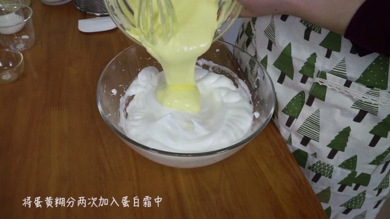 芒果分蛋海绵蛋糕卷,蛋黄糊分两次加入到蛋白霜中混合