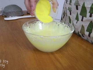 芒果分蛋海绵蛋糕卷,然后加入芒果粉