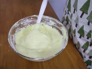 芒果分蛋海绵蛋糕卷,加完三次面粉后，翻拌至看不见干粉与面粉疙瘩
