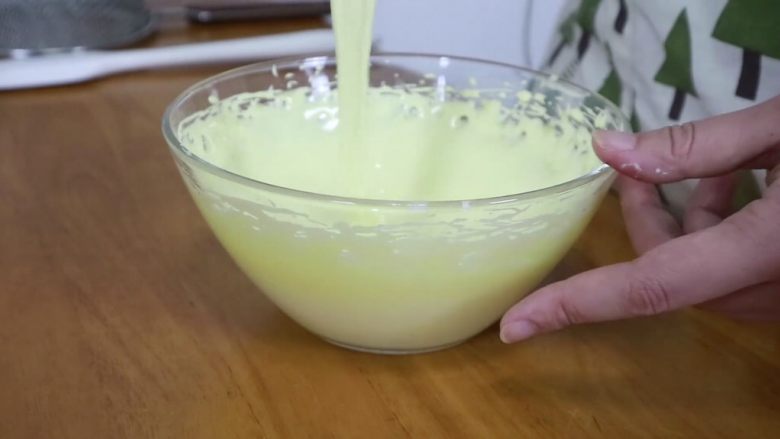 芒果分蛋海绵蛋糕卷,用打蛋器打发，至颜色变浅，体积膨胀，且质地变浓稠