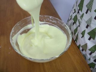 芒果分蛋海绵蛋糕卷,最后翻拌均匀的面糊细腻顺滑，流动性比之前要好，但是没有气泡产生，不存在消泡