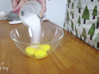 芒果分蛋海绵蛋糕卷,先分离蛋黄与蛋清
蛋黄中加入细砂糖