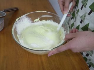 芒果分蛋海绵蛋糕卷,用刮刀轻轻兜底翻拌，不要画圈搅拌，也不能力气太大