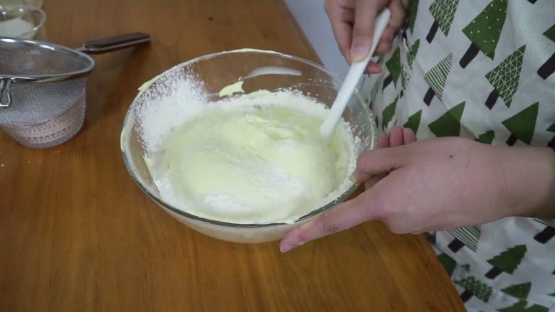 芒果分蛋海绵蛋糕卷,用刮刀轻轻兜底翻拌，不要画圈搅拌，也不能力气太大
