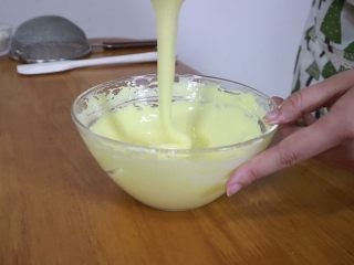 芒果分蛋海绵蛋糕卷,用打蛋器搅拌均匀
