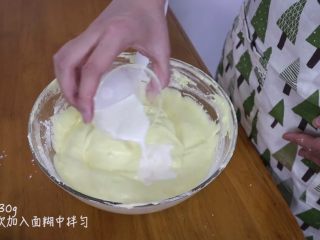 芒果分蛋海绵蛋糕卷,然后分两次加入牛奶充分翻拌均匀
