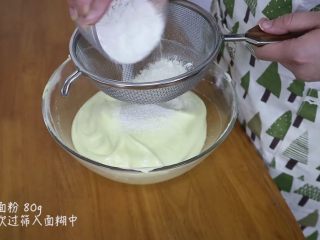 芒果分蛋海绵蛋糕卷,低筋面粉也是分三次过筛加入面糊中混合