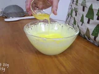芒果分蛋海绵蛋糕卷,接着加入橙汁
没有橙汁也可以用牛奶替代