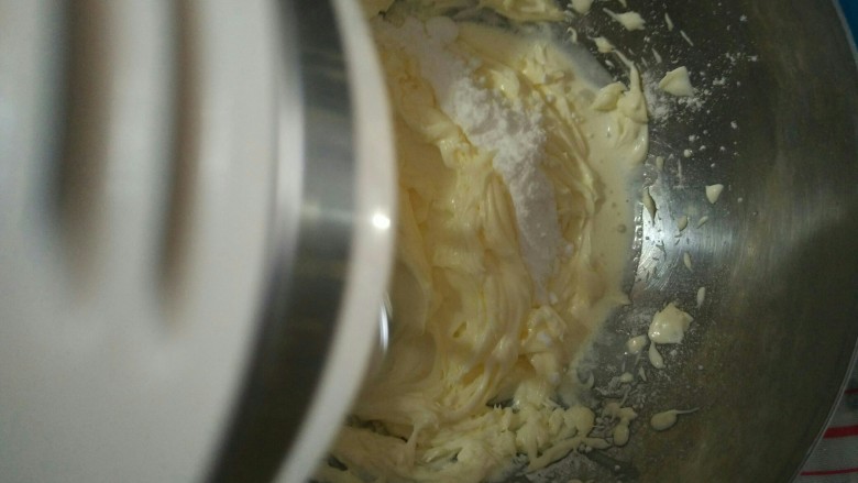 芒果班戟,在淡奶油中加入糖粉，使用电动打蛋器打发到可以保持花纹的状态（不要过度打发）