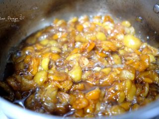 大果粒枇杷酱,汁水进一步减少，转小火，
果肉逐渐变琥珀色。
感觉像一锅胡萝卜炖土豆哈哈哈。