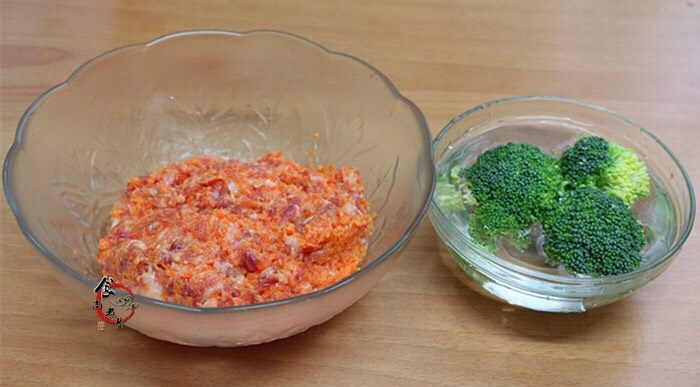 咖喱猪肉胡萝卜丸子,拌好的肉沫腌制片刻，西兰花用盐水浸泡片刻