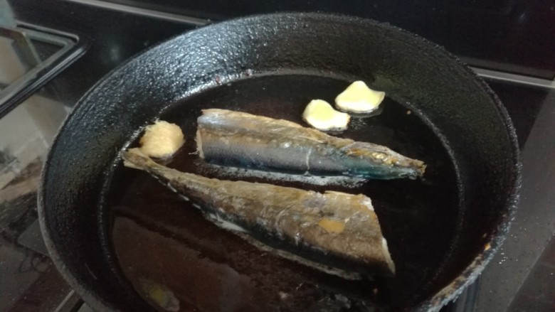 香煎秋刀鱼,秋刀鱼一定要充分油煎。