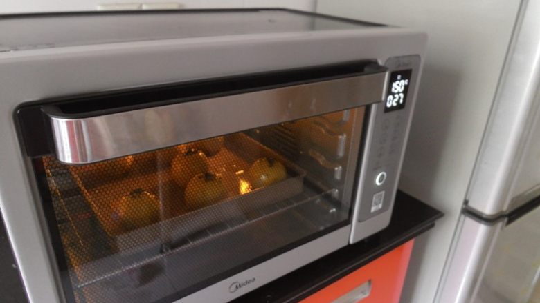 蛋黄酥黄油版,最后送入烤箱150度烤20分钟 在转160度烤10分钟。