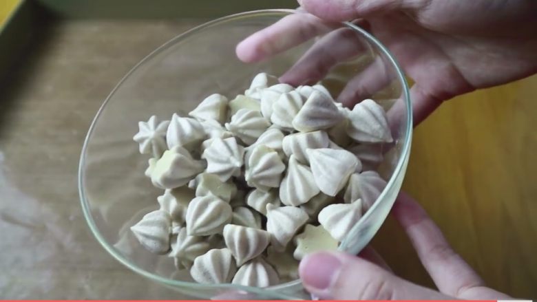 酸奶溶豆豆,立刻脱离油布，密封保存
长时间曝露在空气中，溶豆容易吸潮，会变软