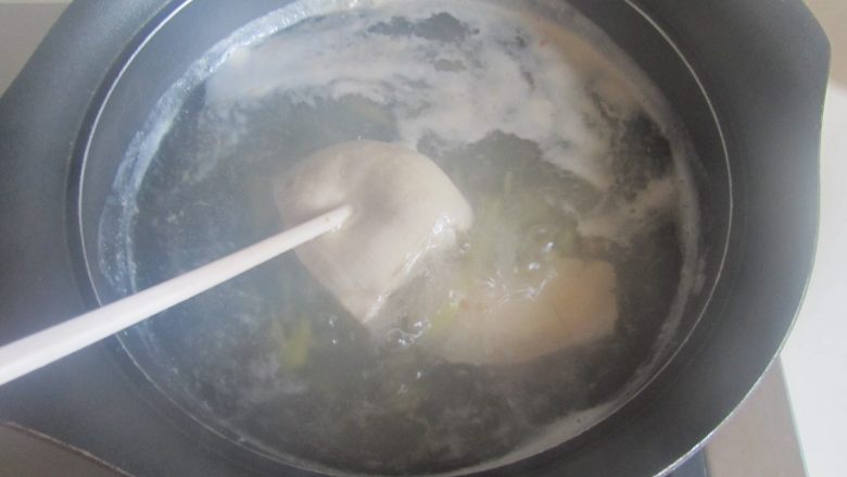 莴苣木耳拌鸡丝,鸡脯肉煮到筷子很容易插进去且没有血丝出来即可；